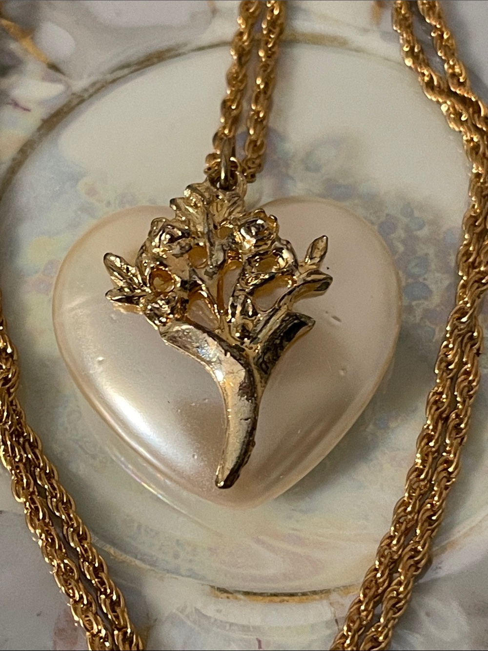 Avon 1991 Valentine’s Day “Lustrous Heart” Pendant Necklace